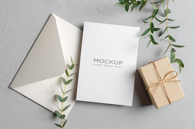 Leeg wenskaartmodel met cadeau en envelop