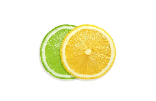 果実の透明な背景からレモンのジュースが滴る