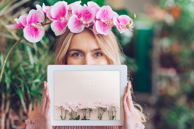 PSD lente concept met vrouw met tablet mockup