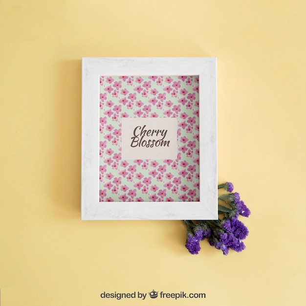 Lente mock-up met frame en paarse bloemen