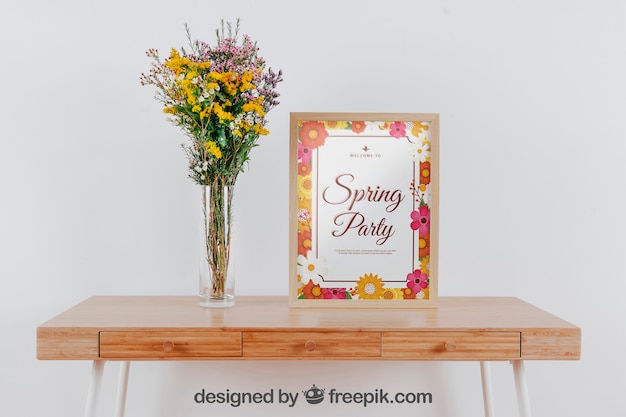 PSD lente mockup met frame en vaas met bloemen op tafel