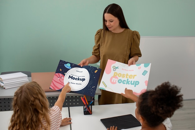 Leraar en studenten gebruiken een mock-up van schrijfgereedschap