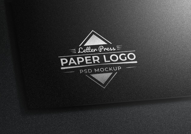 Letter press silver logo mockup su carta ruvida nera