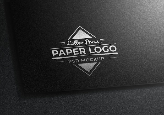 Letter press zilver logo mockup op zwart geweven papier