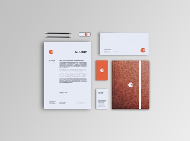 Mockup di carta intestata, busta, biglietti da visita e notebook in pelle