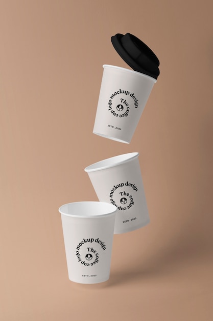 PSD mockup di tazza di carta levitante