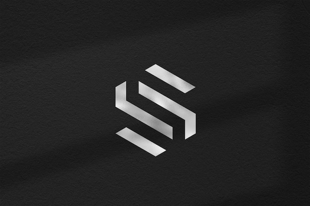 Макет логотипа с эффектом светлого серебра на фоне черной текстуры