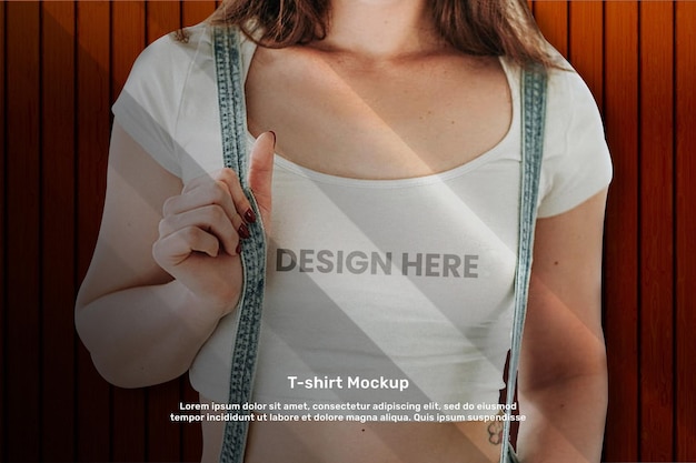 티셔츠를 입은 한정판 여성 브랜드를 위한 편집 가능한 모형