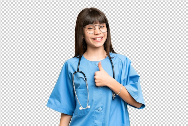 小さな女の子が外科医として 孤立したクロマキー背景で 親指を上げるジェスチャーをしています
