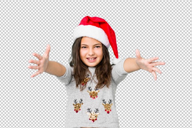 La bambina che celebra il giorno di natale si sente sicura dando un abbraccio alla fotocamera.