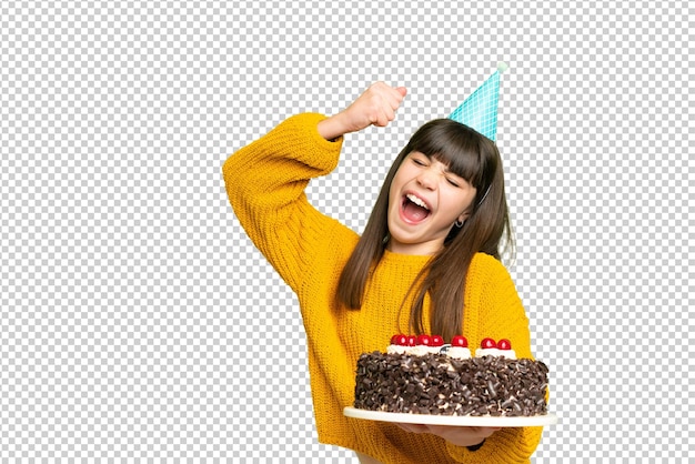 勝利を祝う孤立したクロマキー背景の上に誕生日ケーキを握る小さな女の子