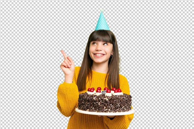 小さな女の子が誕生日のケーキを握り,孤立したクロマキー背景で,素晴らしいアイデアを指摘しています.