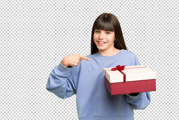 小さな女の子が孤立したクロマキー背景の上にプレゼントを保持し,それを指しています