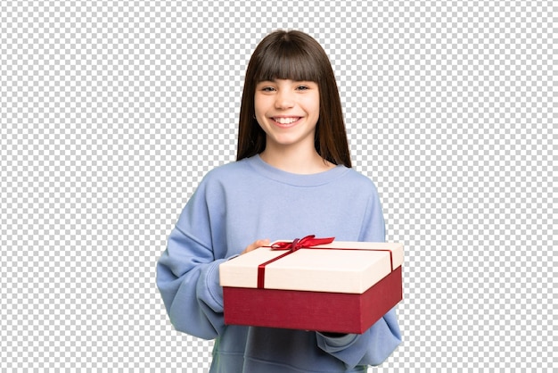 작은 소녀는 고립 된 크로마 키 배경에 선물을 들고 많이 웃고 있습니다.