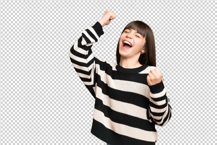 PSD 孤立した緑色の鍵の背景で勝利を祝う小さな女の子