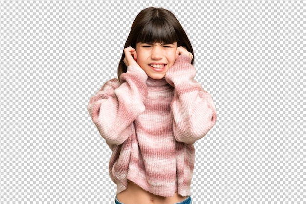 小さな女の子が孤立した緑色の鍵の背景に 挫折し,耳を覆っている