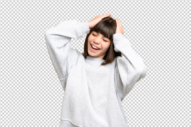 PSD 고립 된 녹색 크로마 키 배경에서 웃는 작은 소녀