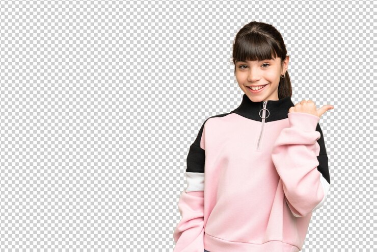 PSD 製品を提示する側面を指している孤立した緑色のクロマキー背景の上の小さな女の子