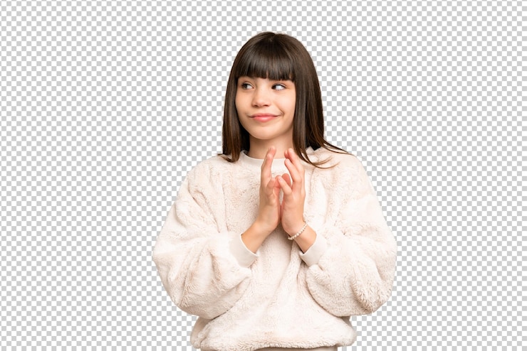 PSD 小女孩在孤立的绿色色彩关键背景中策划一些事情
