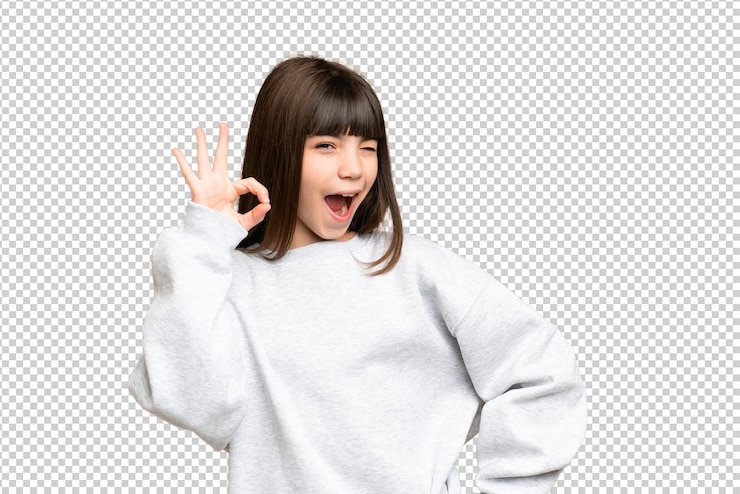 PSD 孤立した緑色のクロマキー背景の上の小さな女の子が指でokサインを示しています