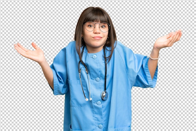 孤立した緑色の鍵の背景の上にある小さな女の子