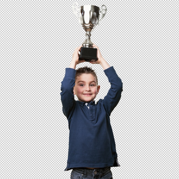 Ragazzino con un trofeo