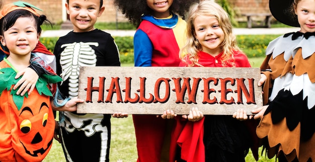 ハロウィーンのパーティーで小さな子供たち