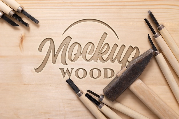 Logo makiety z wygrawerowanym efektem na drewnie i narzędziach