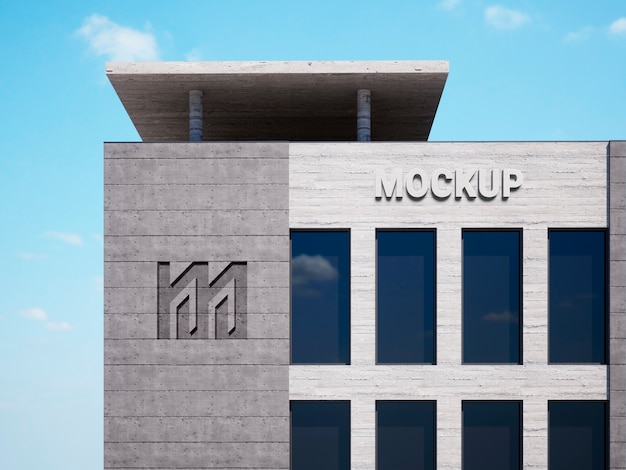 Макет логотипа на бетонном здании с видом на небо