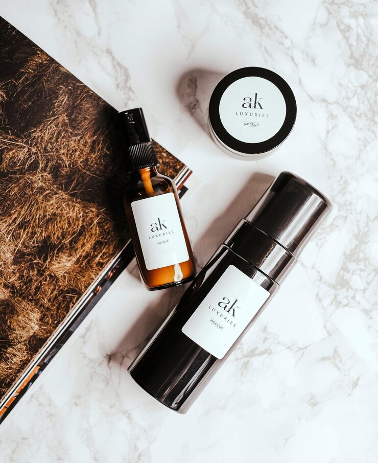 PSD logo mock-up op sommige cosmetische producten
