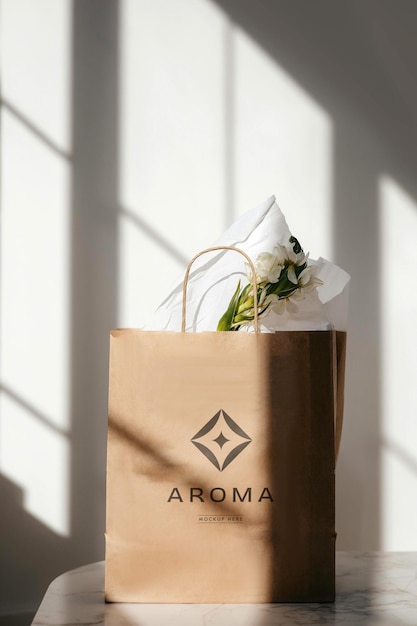 花がついた茶色のバッグのロゴモックアップ
