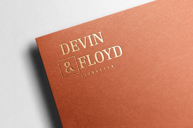 Logo mockup bruin papier goud