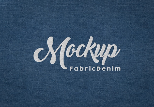 logo mockup in reliëf op blauwe stoffentextuur