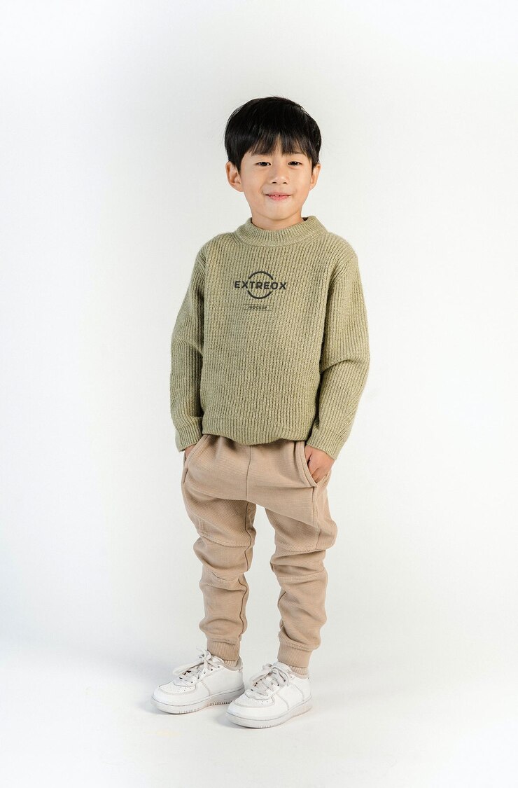 PSD 子供のオリーブグリーンtシャツのロゴモックアップ