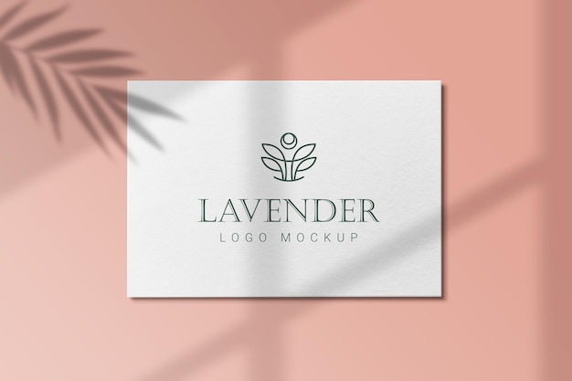 Logo mockup luxe op papier op een muur met schaduwen