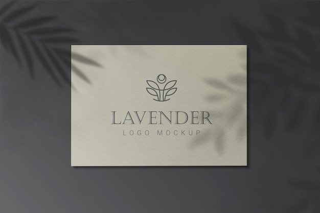 PSD lusso mockup logo su carta su una parete con ombre