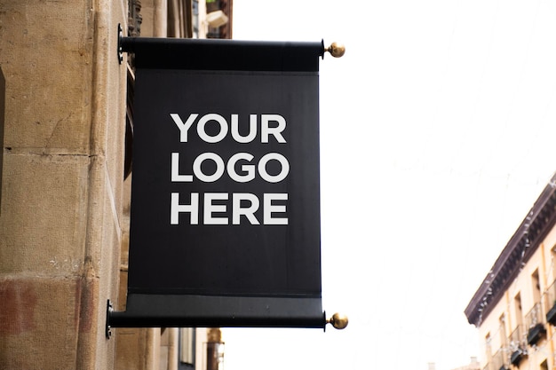 Logo mockup op buiten doek signage Pergament stijl banner vliegen traditionele loodrecht op de muur