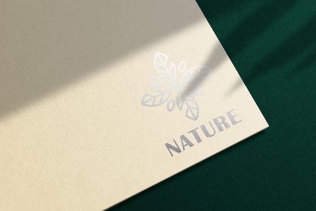 Logo mockup op crème papier met zilverfolie