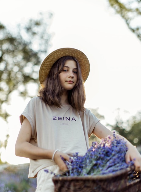 PSD logo mockup op een beige t-shirt voor vrouwen