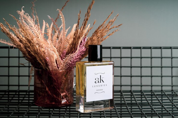 PSD logo mockup op een parfumflesje