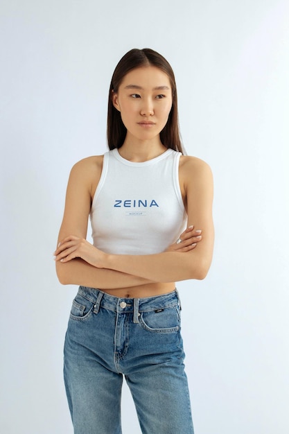 Logo mockup op een witte crop top