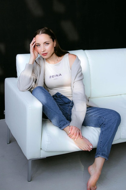Logo mockup op een witte crop top