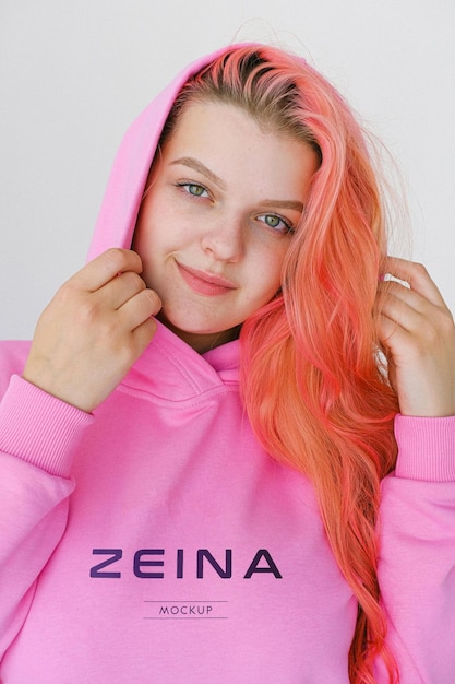 PSD logo mockup op roze sweatshirt