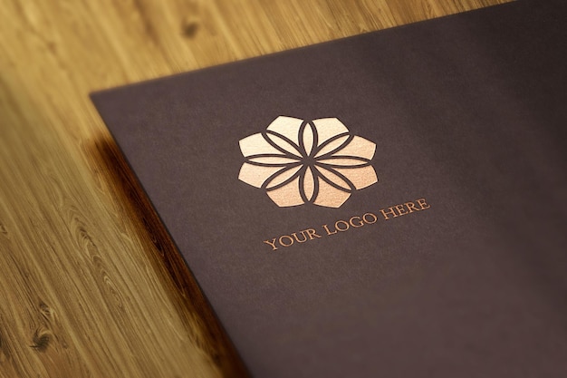 Logo mockup-presentatie op papier en houten achtergrond