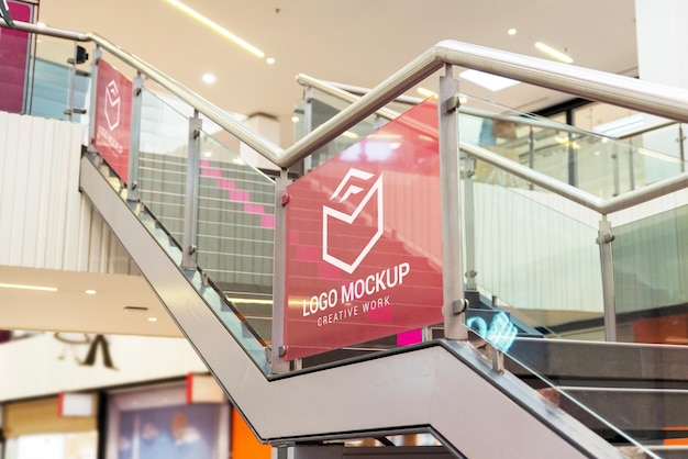 Logo mockup sulle scale del centro commerciale spazi pubblicitari