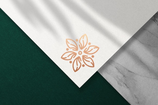 PSD logo mockup su carta bianca con lamina di bronzo