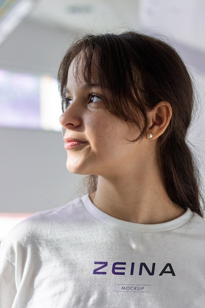 女性用の布に描かれたロゴのモックアップ