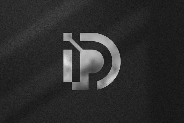 PSD logomodel met zilvereffect op donkere textuurachtergrond