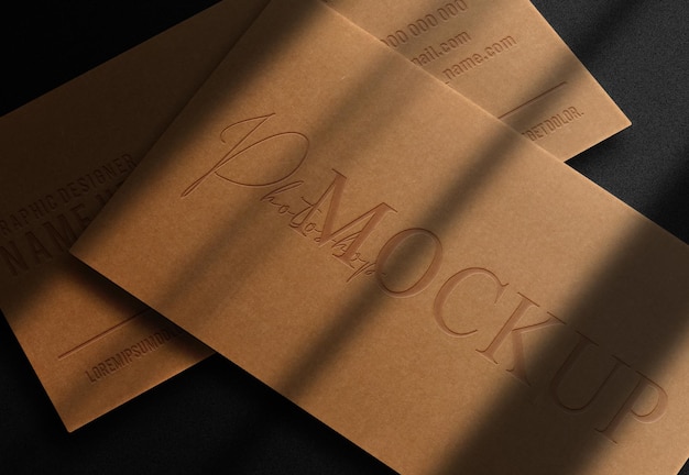 Luxe bruin papier close-up reliëf logo mockup visitekaartje stapel vooruitzicht