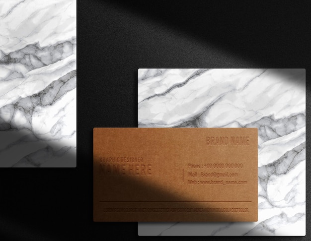 Luxe close-up bruin papier reliëf logo visitekaartje mockup bovenaanzicht